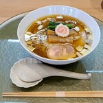 中華そば 深緑 - お盆も丼も変わらない