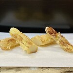 Tempura Tentsuyu - 追加：ホワイトアスパラガス
                      グリーンアスパラと一緒にホワイトアスパラガスを見つけ、コースには入っていないとの事ですから早速追加。
                      水分たっぷりだけにめちゃ熱々！
                      じっくり揚げて甘みが良く出ています♪