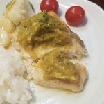 キッチン ブルー グローブ - ポワレを横にカット、デュクセルを乗せます