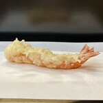 Tempura Tentsuyu - 車海老二本目
                      昼は活けの車海老をそのまま天ぷらにしますが、夜は一本目を捌くタイミングで昆布締めにして天ぷらにされます。
                      そのままでもめちゃ美味しいです♪
                      