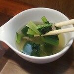 キッチン ブルー グローブ - 具沢山なほうれん草スープ