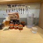 俺流塩らーめん - 味変トッピングがたくさん。自分はあまり使いませんが。