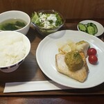 キッチン ブルー グローブ - メカジキのポワレ　カレー風味焼き茄子のデュクセルソース