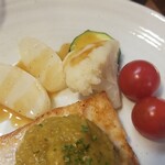 キッチン ブルー グローブ - 備え付け野菜のアップ、今日は白物が多いですね