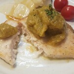 キッチン ブルー グローブ - メカジキのポワレをカット、デュクセルを乗せます