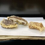 Tempura Tentsuyu - 追加：椎茸（那須高原産）
                      本来この椎茸の軸は天ぷらにされないそうですが、折角ですからいただきます。
                      軸には包丁を細かく入れて下さり食べ易く、椎茸の風味が良く出ていて私は好きです♪
                      椎茸エキスたっぷり！