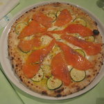 ゾナヴォーチェ - スモークサーモンとアスパラのクリームピッツァ