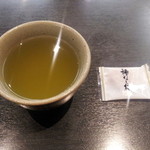 家族亭 - お茶と一緒に甘酸っぱい「種なし梅」出てきました。