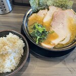 王道家直系 家系ラーメン がく - 