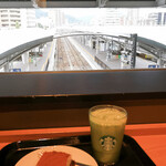 スターバックスコーヒー JR高松駅店 - 駅のホームが見えました。