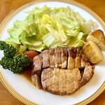 ぽん多本家 - 大倉陶園の平皿が華を添える