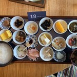 築地本願寺カフェ Tsumugi - 18品の朝ごはん