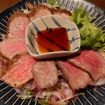遊食倶楽部 屯 - 和牛モモ肉のたたき　850円