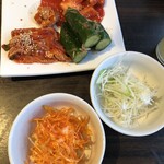朝鮮飯店 - キムチ盛り合わせと味ネギ、辛ネギです。