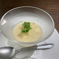 オステリア・オリエーラ - モッツァレラのババロアとトマトのジュレ、バジルのスプラウトのカプレーゼ仕立て