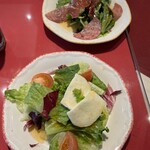 カプリチョーザ - 料理写真:生ハムサラダとカプレーゼ…