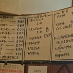 カフェドポーセレン - メニューは壁に。テーブルには無し。