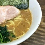 武蔵家 川口店 - 粘度はあるけど全体的に控えめなスープ。