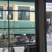 クラリタ ダ マリッティマ - 江ノ電が目の前を通過