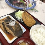 ヤマタくん - 朝定食カレイの煮付けとアジフライ！
      ご飯お代わり自由