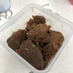 ヤマタくん - テーブルに備えてあるマグロの角煮