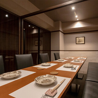 旬の食材を使い、素材の持ち味を活かすお料理を個室でご堪能