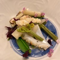 御料理 寺沢 - 白いか、蕨、スナップエンドウ、椎茸、穂紫蘇、酢橘で。