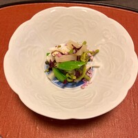 御料理 寺沢 - 白いか、蕨、スナップエンドウ、椎茸、穂紫蘇、酢橘で。