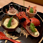 大神 - ⚫︎ 〜其の四〜
      ・車海老の明太子で和え。
      ・車海老の身に、ウニを添えてワサビで。
      ・胡麻ダレにブリ、一味を効かして。
      ・茶蒸しにしたクジ（甘鯛）
      ・他：黒豆、大根