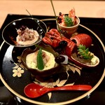 大神 - ⚫︎ 〜其の四〜
      ・車海老の明太子で和え。
      ・車海老の身に、ウニを添えてワサビで。
      ・胡麻ダレにブリ、一味を効かして。
      ・茶蒸しにしたクジ（甘鯛）
      ・他：黒豆、大根