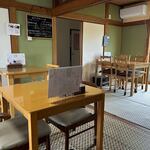茶房 ゆうあかね - 玄関で靴を脱いで店内に入ると和室の床の間等は残ったままの店内がお出迎えしてくれました。
 