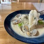 茶房 ゆうあかね - パスタは米粉なんでやや透明感のあるパスタ、モチモチの米粉独特の食感の美味しいパスタ。