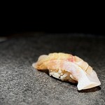 くるますし - 白甘鯛。 ここから鮨です。 白身の女王。 脂たっぷり、旨味あふれるまさに白身のクイーン。 3日熟成でも、歯ごたえはしっかり。 歯切れがいいのでシャリとも十分馴染みます。 美しい旨さに満たされます。