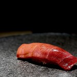 くるますし - 血合いぎしの中トロ。 これだけは瀬戸内海では獲れません。 血合いぎしの中トロは赤身と中トロの間。 脂がのってて歯ごたえの良いトロが味わえる貴重な部位。 鉄分の存在感があって香りもいいですね。 繊細な脂ののりもなめらか。 口腔内の温度でゆるりと蕩けます。