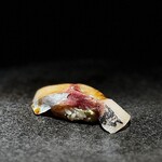 くるますし - アジ。 大型のアジです。 3日間熟成。 まったりとアジの旨味たっぷりの鮨のための魚。 香りの爆弾の力を借りて、江戸前鮨の旨さにうっとりです。 さすがに、シマアジほどの深い味わいは期待できません。