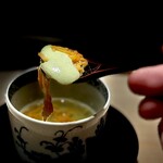 くるますし - サザエの塩味と苦味が十分に滲み出たオトナの酒肴。 きれいなグリーンはサザエそのものの色。 これも調味ゼロ。 鯛の白子、アワビ、イサキと酒が無情に消えていく中、ここらで少し 箸休め、と思っても休ませてくれません。 もう、イケイケです。