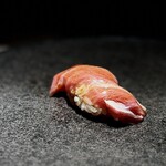 くるますし - 大トロ。 中トロに比べても、脂の融点がぐっと低くてすぐに蕩けます。 愛媛産じゃなくても、旨いものは旨い。 この店は、都内の鮨屋のようにマグロを至上命令のように扱わない ところがいいですね。