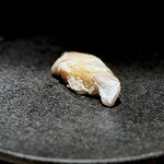 くるますし - アマテカレイ。 梅雨の時期が旨いと言われる愛媛産のカレイ。 これも熟成させて旨味が十分なのに勢いのある食感が楽しめます。 抜群に旨い！ さすがにこれだけの個体は、豊洲ではムリですね。 カレイは鮨と相性がいい魚。 この店がここにある理由、ここでなければ成立しない理由がこれです。