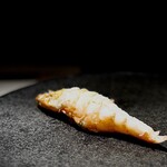 くるますし - シラサエビ。 車海老ではありません。 二周りくらい大きな初めて聞く海老。 車海老ほど色鮮やかではありませんが、大将が言うように、カニとエビを 合わせたような味わい。 甲殻類っぽさがより濃いです。 シャリの3倍はある巨大サイズですが、筋繊維はしっとりとしなやか。