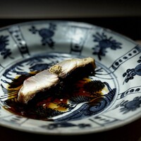 くるますし - この料理、イサキのイメージがひっくり返りますよ。 重量級の魚の脂よりも軽く上品。 透明感のある口溶けのよい白身。 そして、藁で燻して炭で炙った皮目。 目の前で、皮目と白身の間から脂が溶け出します。 ポアレでもポッシェでもグリエでもない、彼独自の火入れ手法 バリッとザクッと、そしてしっとり。 目まぐるしく変化する食感と旨味のグラデーション。 魚の旨さの限界を突破します。