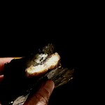 くるますし - 本日の鮨の一等賞。 天然うなぎの炭火炙りを炙りたての海苔で。 文字通り、皮目はバリバリの炙りたて。 ツメは使わず、さっぱりとした味付け。 写真を撮るのがやばいくらいに熱々です。 ザクッと軽快ないい音。 弾ける香り。 重量感のある脂がジュワッとあふれ出して咀嚼のたびに旨味が深ま ります。 このわずか数十秒の間、僕は絶頂感に満たされ至りました（笑）。