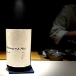 くるますし - おまかせ２品目。 松山三井（まつやまみい）を使った純米酒。 米感がしっかりした、ちょっと酸味が特徴の酒。 脂があふれる魚や濃厚な料理には相性バツグン。