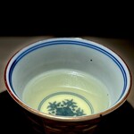 くるますし - おこぜの骨汁。 先程のオコゼの骨を煮出した汁。 ここは、その日使った魚の骨汁を必ず出します。 鯛だったり、イセエビだったり。 共通するのは、塩以外、調味料を使わないこと。 都内には骨汁出す超有名イノベーティブな店もありますが、こと魚の扱いに関しては遠く及びません。 これが日本の鮨屋の技です。