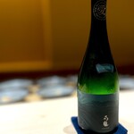 くるますし - おまかせの清酒の最初はいつもこれ。 石鎚の「愛」。 愛媛県内の特定の飲食店でのみ提供される酒。 大将も主要メンバーである「愛媛食材研究会」と石鎚酒造が新しい 酒造りに取り組むプロジェクトから生まれた酒。 豊かな吟醸香にふんわりとした優しくもしっかりとした味わい。