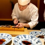 くるますし - イサキの炭火炙り。 高平大将、ちょいちょいいなくなります。 たいてい、奥で魚を炙っています。 これが超絶な火入れとなって登場します。 本日はイサキ。 愛媛の旬、そして本日〆めたばかり。 脂が蕩けて、流れ出しています。 ブリブリに太ったデブでメタボで活きのいいイサキ。 柑橘の香りを加えた醤油に脂が浮き出して旨そう！