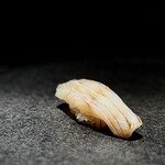 くるますし - メバル。 なんか、いかにも瀬戸内前って感じ。 めばるの鮨、はじめてかも。 クリクリプルプルした食感に、小型の魚にしてはしっかりとした 香り。 白身の魚って江戸前ではあまり大切にされない感じがありますが、 白身のほんとうの実力をこの店で知っていただきたい。 鯛やヒラメにも負けない瀬戸内前の逸品。