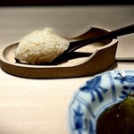 くるますし - 握る前の、名刺代わりのシャリ。 まずはこいつが、めちゃめちゃ旨い。 だからここの鮨が旨い。 それを、アワビの肝ソースにぶっこんでまぜまぜ。 瞬間に、世界一旨いアワビリゾットの完成です！ 100杯くらいおかわりしたい！