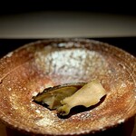 くるますし - アワビ。 原材料、アワビのみ。 水すら使いません。 無調味で6時間低温調理。 あなたが大好きなグラビアアイドルのボディーくらい豊満でムチムチで プルプルです。 僕は森咲智美が好きです！ 男なら誰しも絶頂を迎えずにはいられない、香りと食感と旨味のエロティシズム。 アワビの正体はコラーゲンだと思いしるほどに旨い、旨すぎる。 器も素敵です。