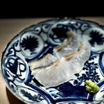くるますし - アコウ（キジハタ）。 どこの鮨屋もサクで炙るのが常識。 ここは、まず切り分けて串に通して皮だけ炭火で炙ります。 違いは火入れに現れます。 わかりますよね？ サクと切り身では、火の通り方が違うんです。 これ、ほんとに旨かったー。 超高級魚の新鮮で品のある食感に炙った香りがまとわりついて、しかも１割り程度、 火が通ってるんですよ。 これが高平マジック。 未体験ゾーンへようこそ。
