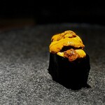 くるますし - 赤ウニ。 今季初の愛媛産赤ウニ。 ついこの間、この店で最後の赤ウニをいただいて、もう季節が一回転。 季節の移ろいが加速してて怖いです。 北海道だけがウニではありません。 小ぶりな赤ウニの濃密な旨味、一度経験してほしいな。 これからもっともっと味わい深くなるとのこと。 またここに来るのが楽しみです。